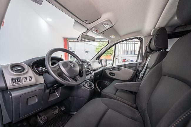 Usado Renault Trafic LIMITED 125 CV (91 kW) 2017 Rojo Monovolumen