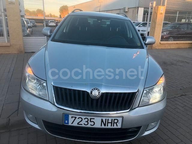 Usado Skoda Octavia Ambition 105 CV (77 kW) 2011 Gris / plata Familiar