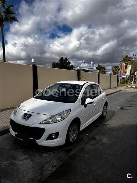 Usado Peugeot 207 68 CV (50 kW) 2013 Blanco Berlina
