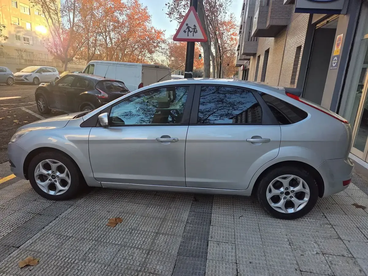 Usado Ford Focus Trend 109 CV (80 kW) 2008 Plateado Utilitario