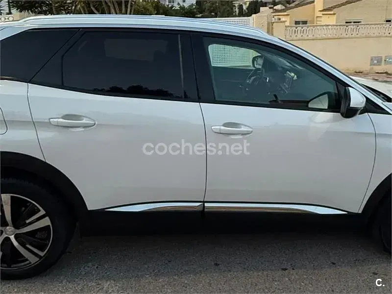 Usado Peugeot 3008 Allure 120 CV (88 kW) 2018 Blanco SUV