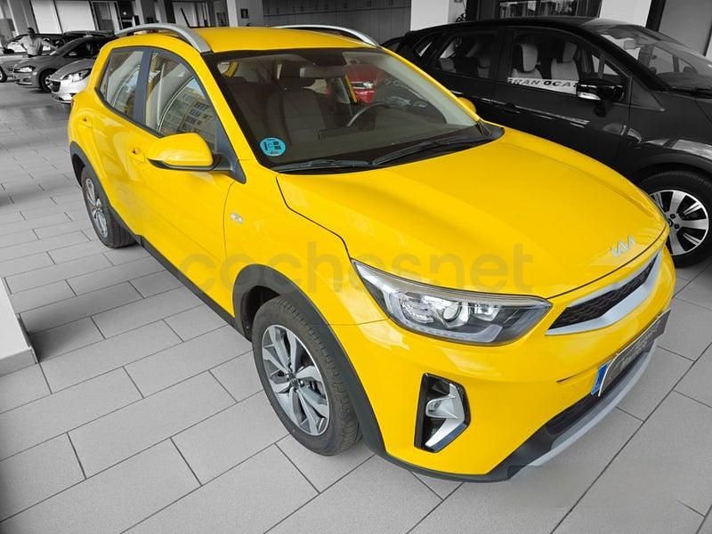 Usado Kia Stonic 100 CV (73 kW) 2022 Amarillo SUV