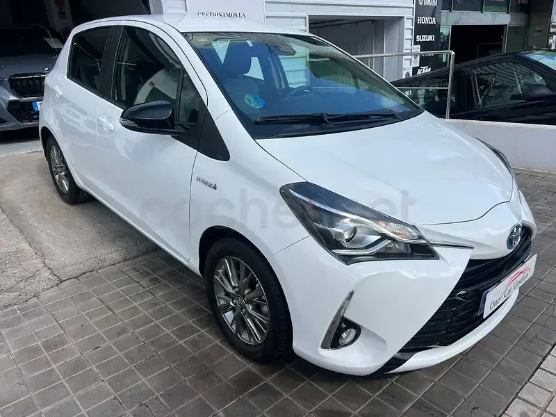 Usado Toyota Yaris Hybrid Active 100 CV (73 kW) 2020 Blanco Berlina