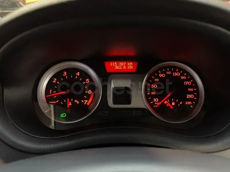 Usado Renault Clio II 100 CV (73 kW) 2007 Rojo Berlina