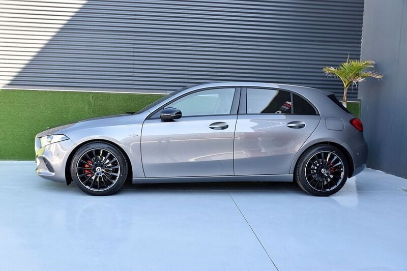 Usado Mercedes A180 116 CV (85 kW) 2019 Gris / plata Berlina