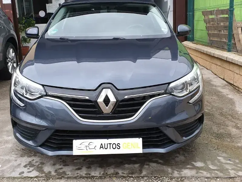 Usado Renault Mégane Life 100 CV (73 kW) 2017 Gris / plata Berlina