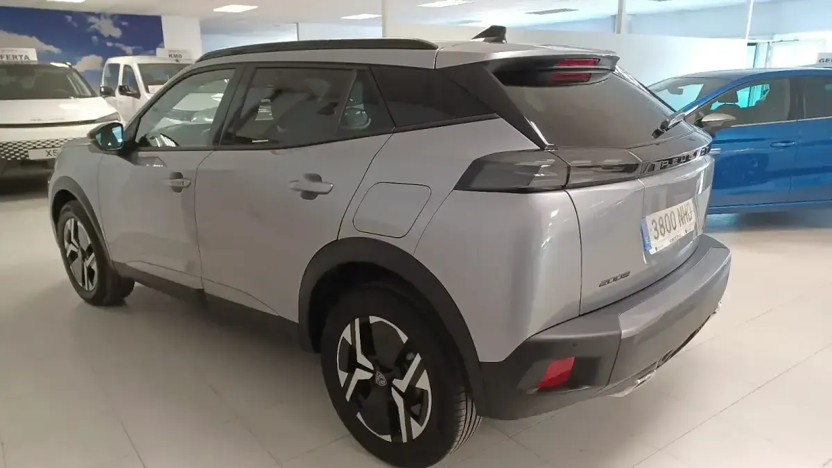 Nuevo Peugeot 2008 Allure 145 CV (106 kW) 2025 Gris / plata SUV