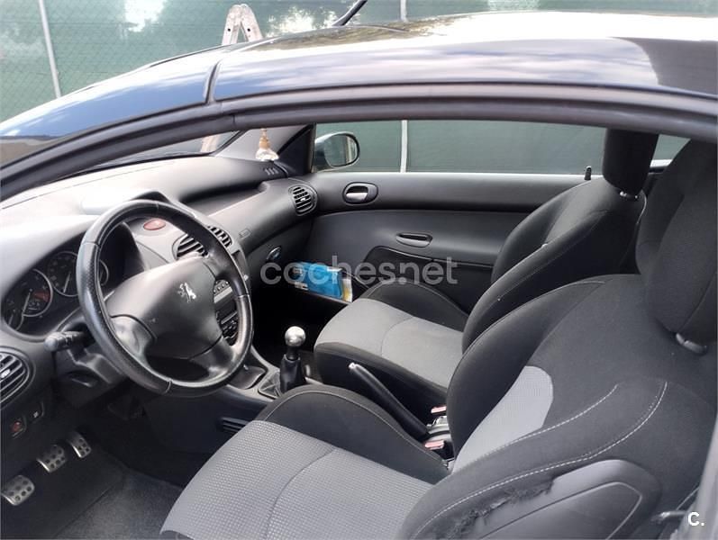 Usado Peugeot 206 CC 138 CV (101 kW) 2004 Negro Descapotable
