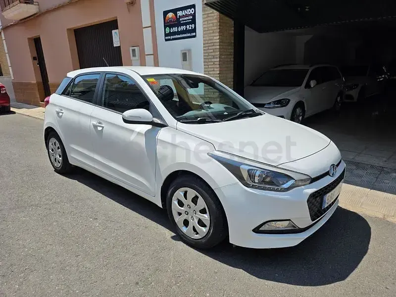 Usado Hyundai i20 84 CV (61 kW) 2016 Blanco Berlina