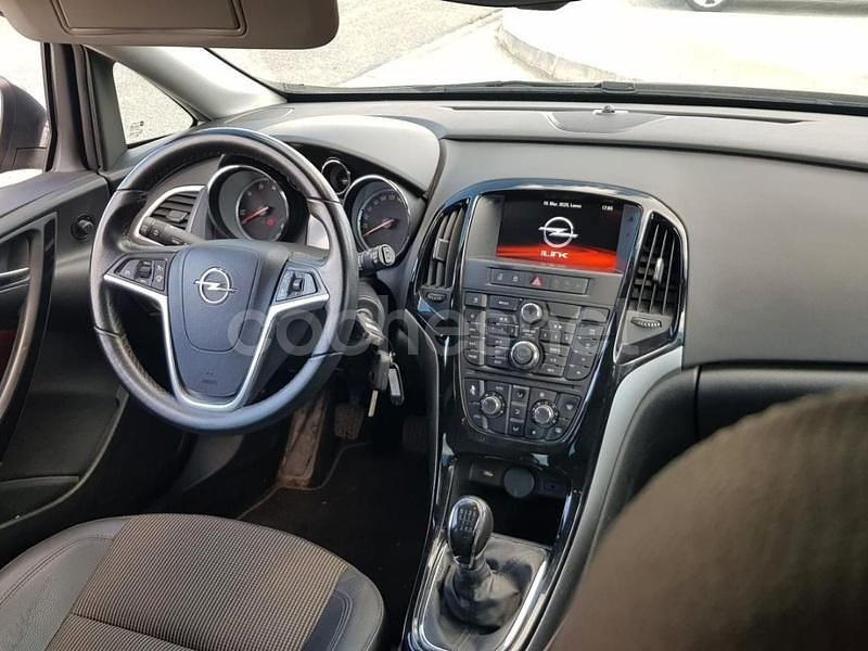 Usado Opel Astra Sportive 136 CV (100 kW) 2014 Gris / plata Familiar