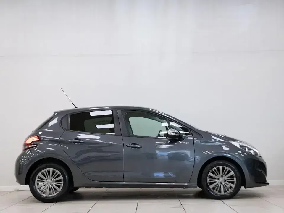 Usado Peugeot 208 Style 82 CV (60 kW) 2016 Gris Utilitario
