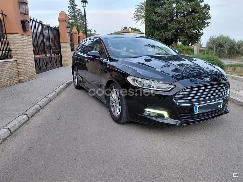 Usado Ford Mondeo Trend 120 CV (88 kW) 2016 Negro Familiar