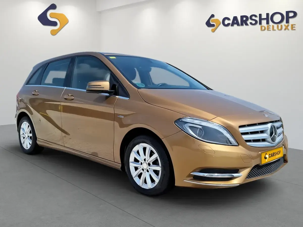 Usado Mercedes B180 109 CV (80 kW) 2012 Marrón Utilitario