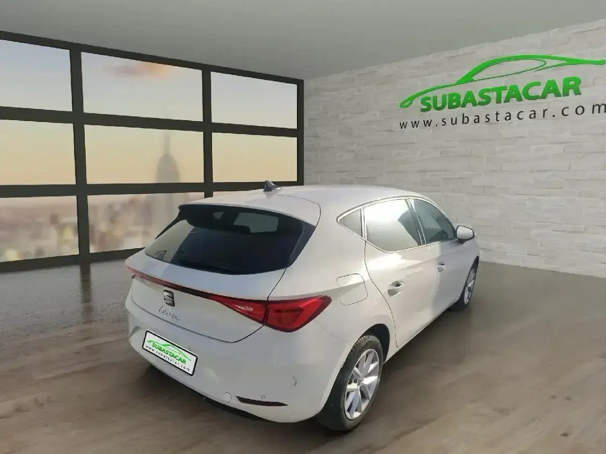 Usado Seat Leon Style 130 CV (95 kW) 2022 Blanco