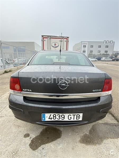 Usado Opel Astra Edition 110 CV (80 kW) 2010 Gris / plata Berlina