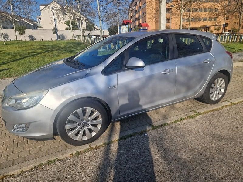 Usado Opel Astra Selective 110 HP (80 kW) 2011 Cinzento Sedan