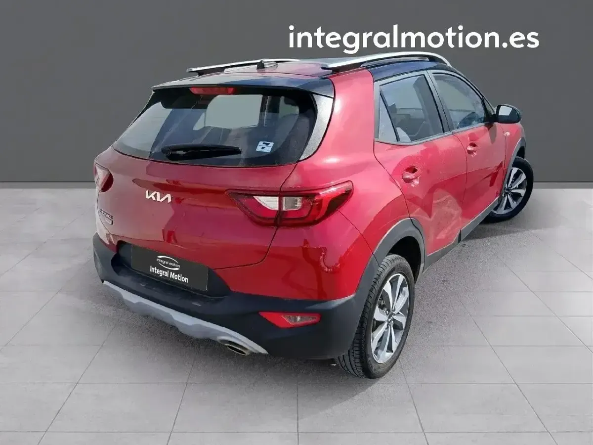 Usado Kia Stonic 100 CV (73 kW) 2022 Rojo SUV