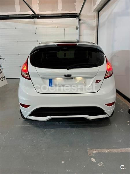 Usado Ford Fiesta Trend 95 CV (69 kW) 2014 Blanco Utilitario