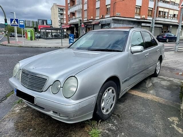 Usado Mercedes E220 Elegance 143 CV (105 kW) 2000 Gris / plata Berlina