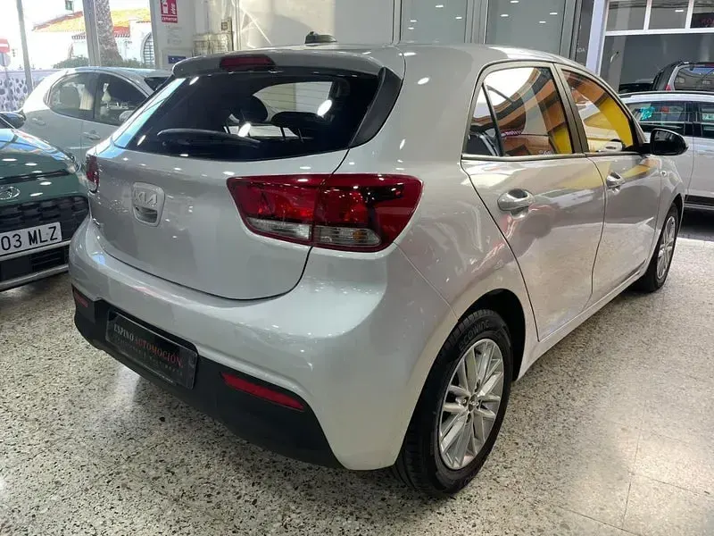 Usado Kia Rio 84 CV (61 kW) 2023 Gris / plata Berlina