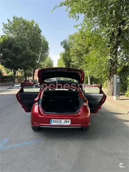 Usado Toyota Auris Hybrid 136 CV (100 kW) 2016 Rojo Berlina