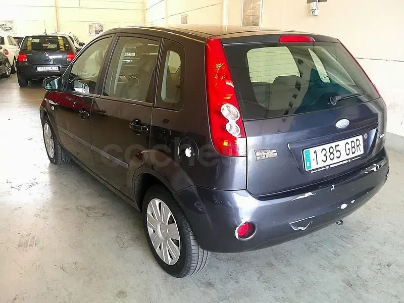 Usado Ford Fiesta Ghia 68 CV (50 kW) 2008 Gris / plata Utilitario