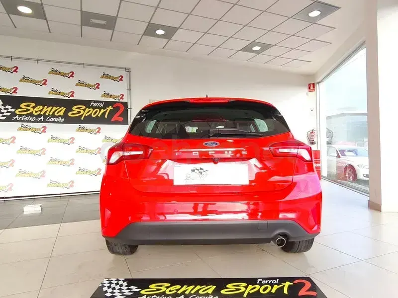 Usado Ford Focus Trend 95 CV (69 kW) 2022 Rojo Berlina