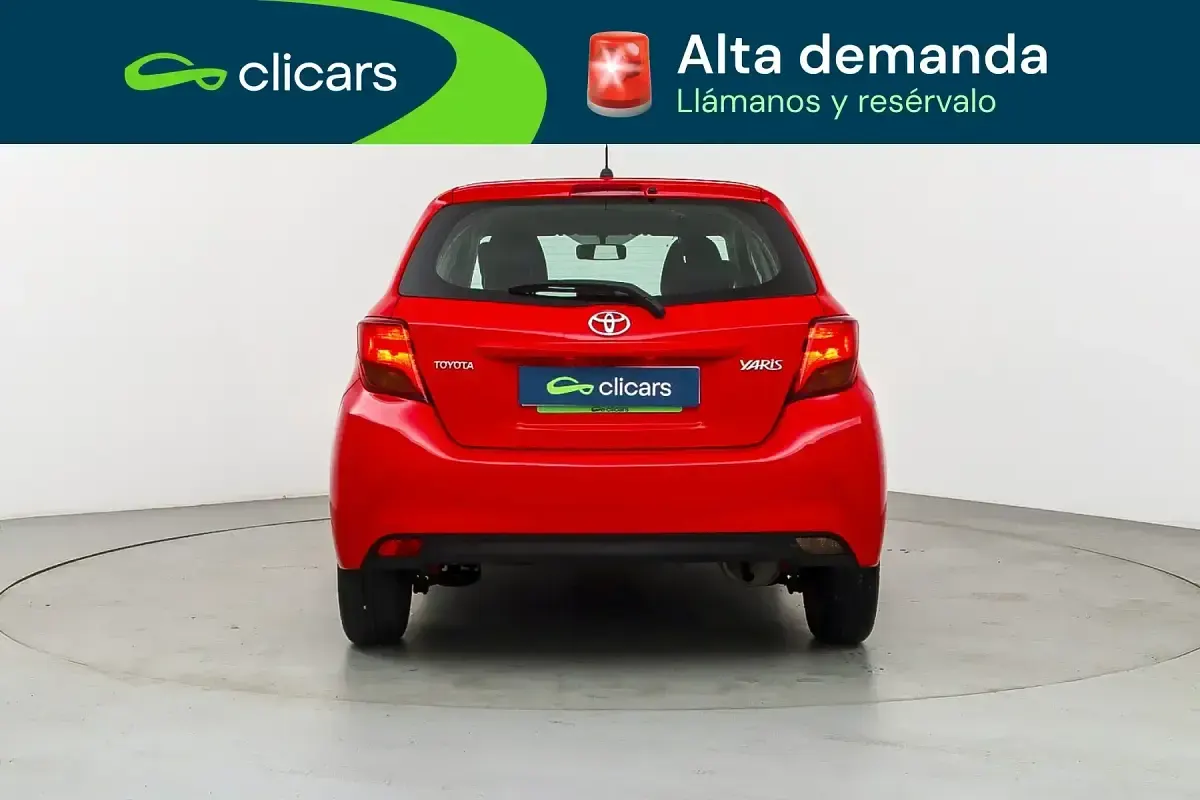 Käytetty Toyota Yaris City 70 HP (51 kW) 2016 Punainen Sedan