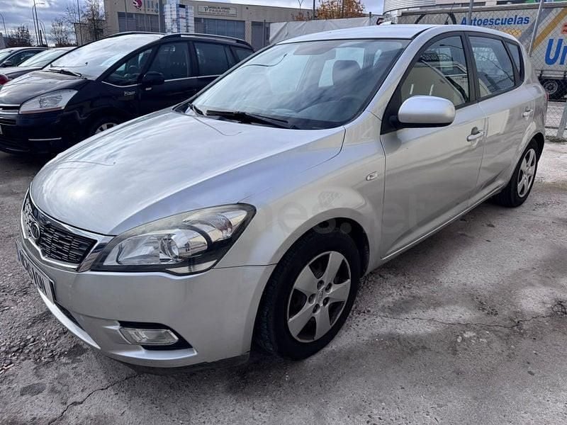 Używany Kia Ceed 90 KM (66 kW) 2011 Szary Hatchback