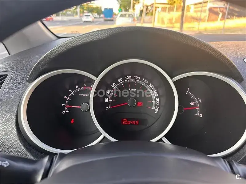 Usado Kia Venga 128 CV (94 kW) 2012 Gris / plata Utilitario