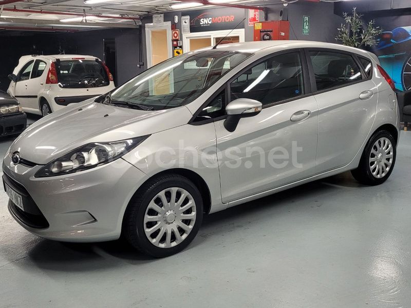 Gris / plata Usado 2012 Ford Fiesta Trend Utilitario | 5999 € (Precio justo) - Imagen 1/4