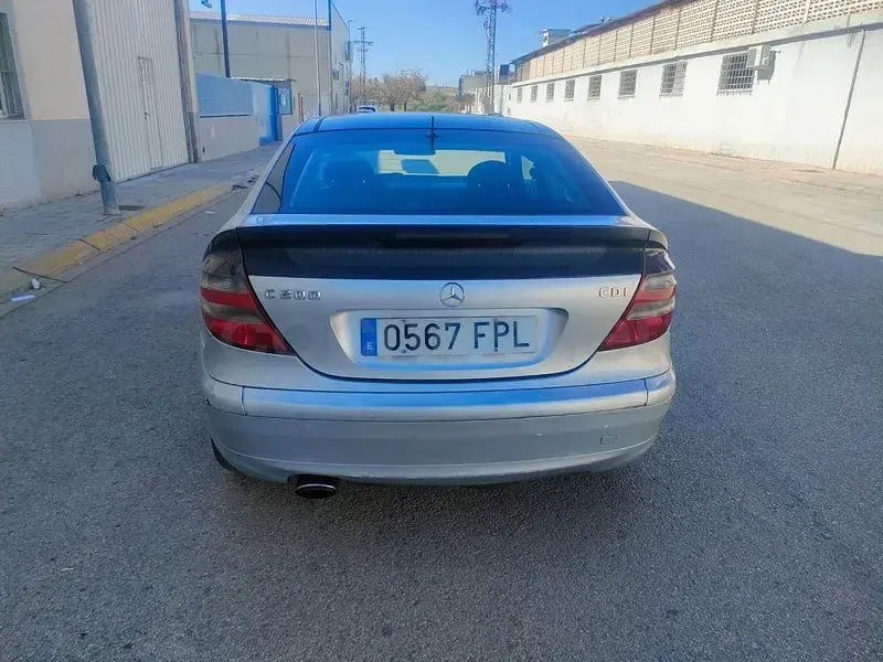 Usado Mercedes C200 Sport Edition 122 CV (89 kW) 2007 Gris / plata Berlina