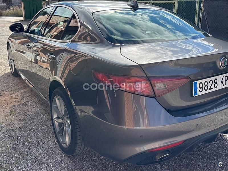 Usado Alfa Romeo Giulia Super 150 CV (110 kW) 2018 Gris / plata Berlina