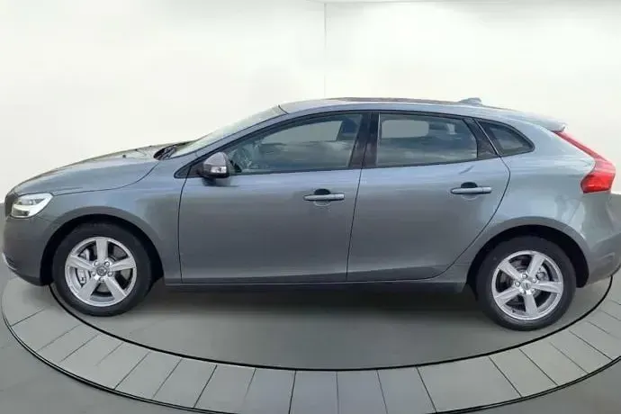 Usado Volvo V40 Momentum 122 CV (89 kW) 2018 Gris Familiar