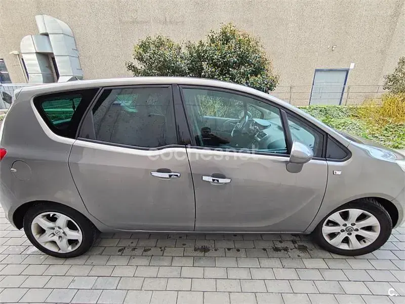 Usado Opel Meriva Selective 120 CV (88 kW) 2012 Gris / plata Monovolumen