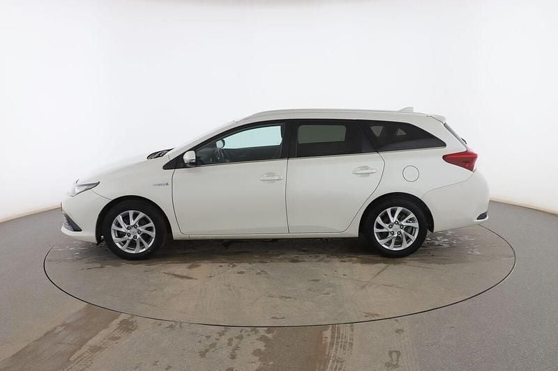 Usado Toyota Auris Touring Sports Active 136 CV (100 kW) 2016 Blanco Familiar