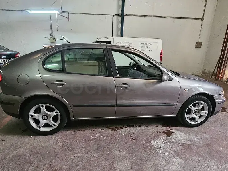 Usado Seat Leon Stella 110 CV (80 kW) 2004 Gris / plata Utilitario