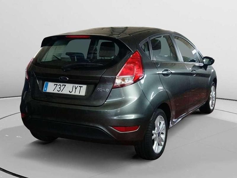 Usado Ford Fiesta Trend 83 CV (61 kW) 2017 Gris Utilitario
