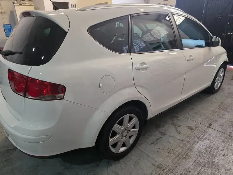 Usado Seat Altea XL Style 105 CV (77 kW) 2010 Blanco Monovolumen