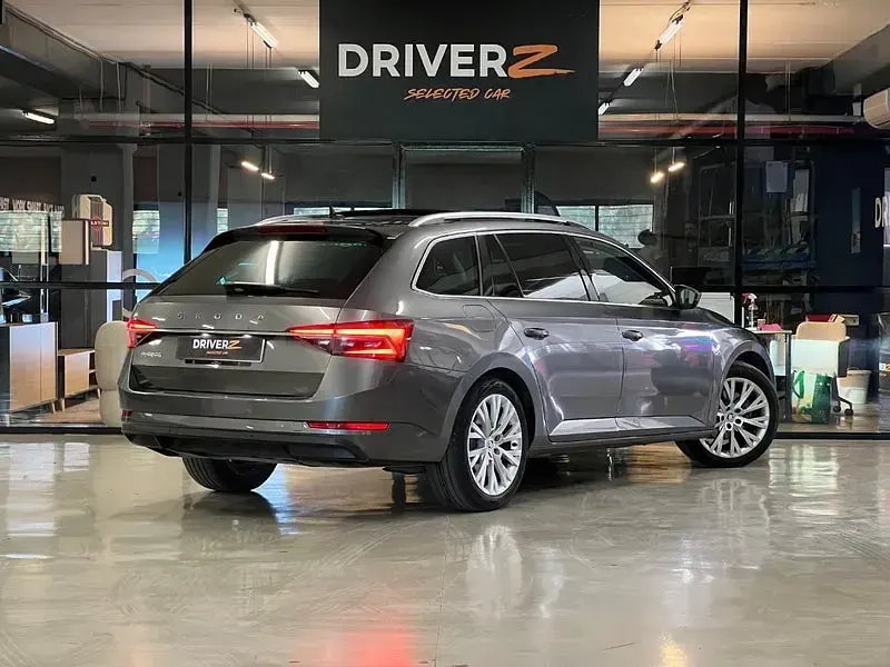 Usado Skoda Superb Style 150 CV (110 kW) 2023 Gris / plata Familiar