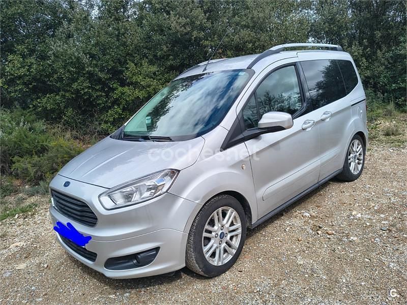 Usado Ford Tourneo Courier Titanium 100 CV (73 kW) 2017 Gris / plata Monovolumen