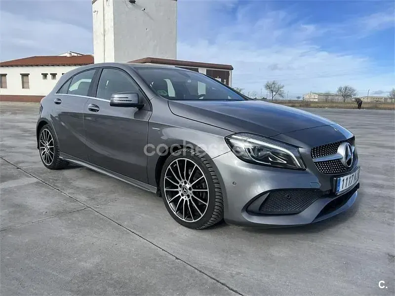 Usado Mercedes A180 122 CV (89 kW) 2018 Gris / plata Berlina