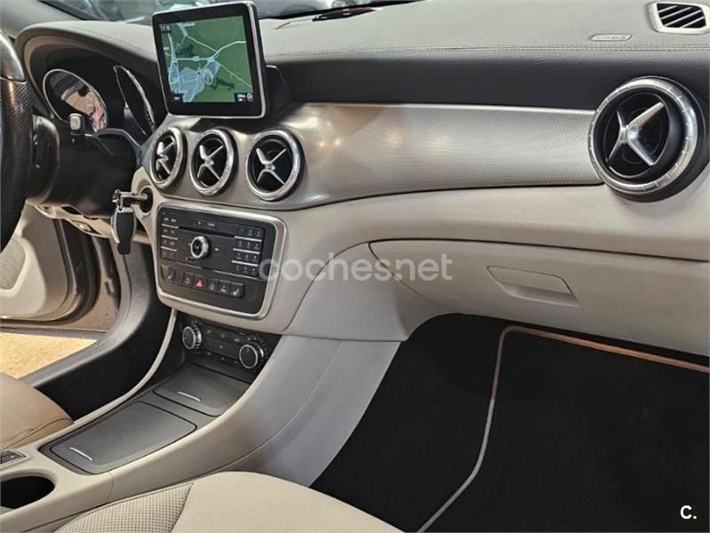 Usado Mercedes CLA200 136 CV (100 kW) 2015 Gris / plata Berlina