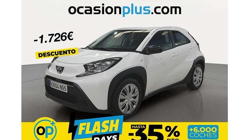 Usado Toyota Aygo Play 72 CV (52 kW) 2023 Blanco Utilitario