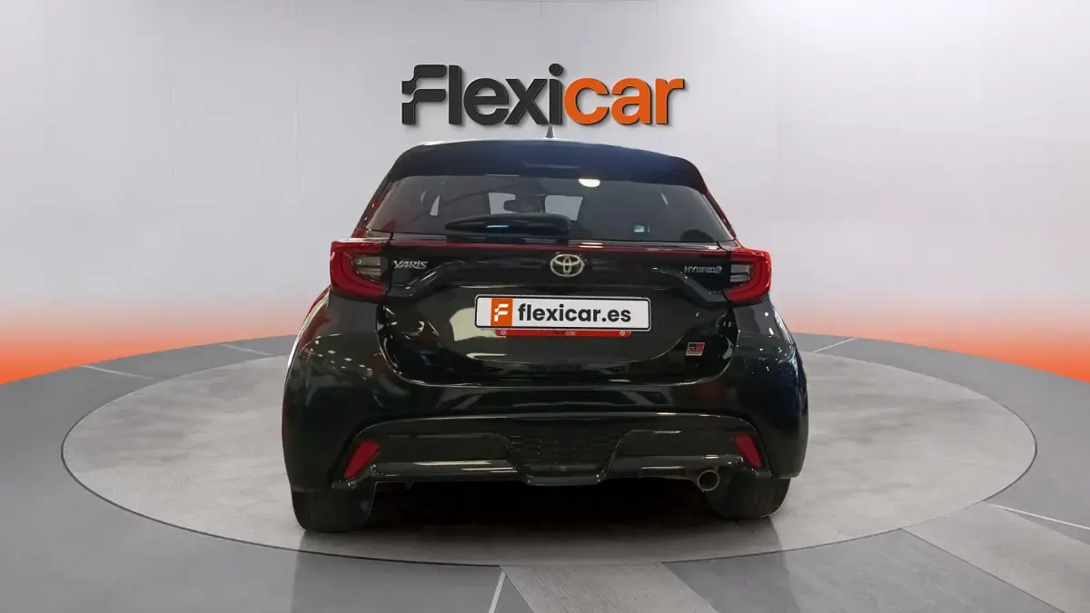 Usado Toyota Yaris Hybrid Sport 116 CV (85 kW) 2022 Negro Berlina