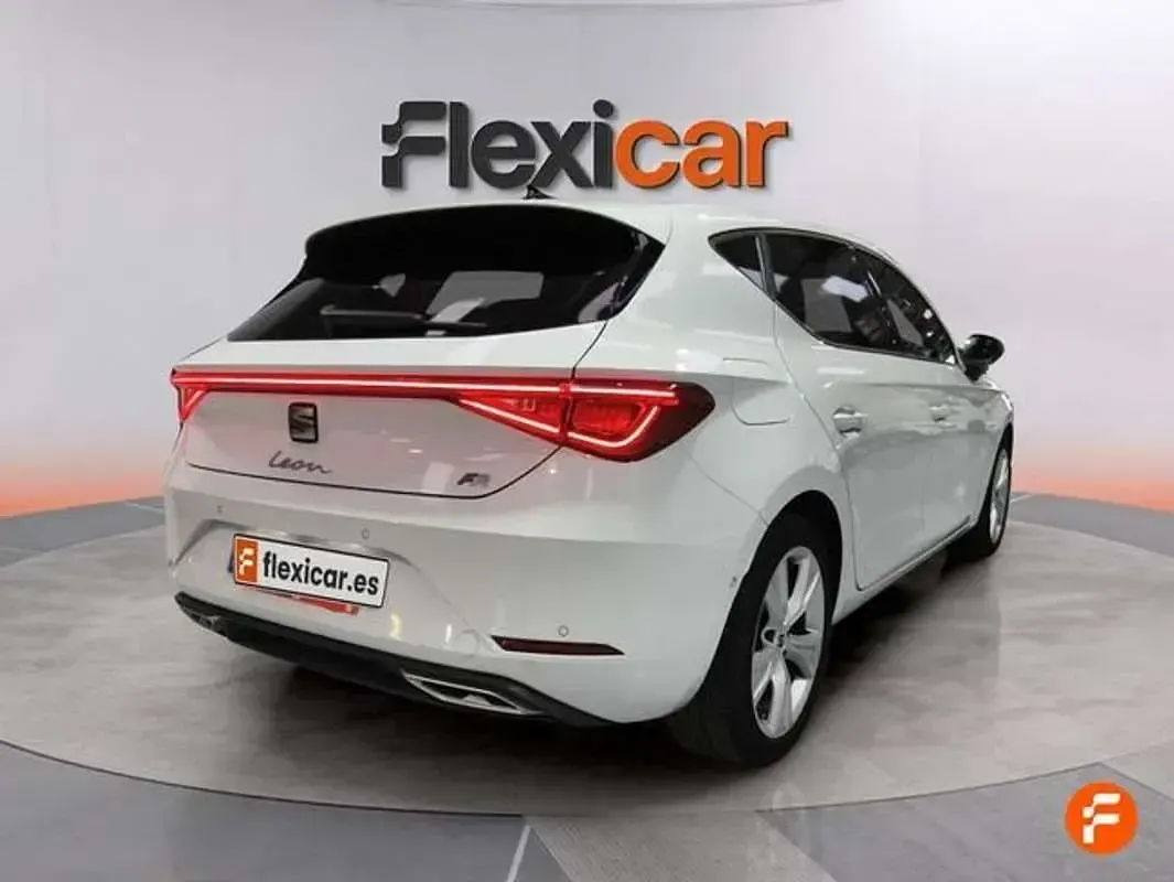 Usado Seat Leon FR 150 CV (110 kW) 2022 Blanco Utilitario