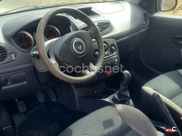 Gris / plata Usado 2011 Renault Clio II Authentique Berlina | 4200 € (Precio justo) - Imagen 1/4