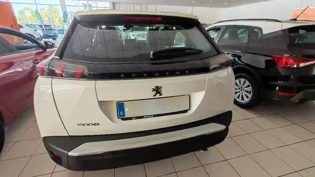Usado Peugeot 2008 Active 110 CV (80 kW) 2021 Blanco SUV