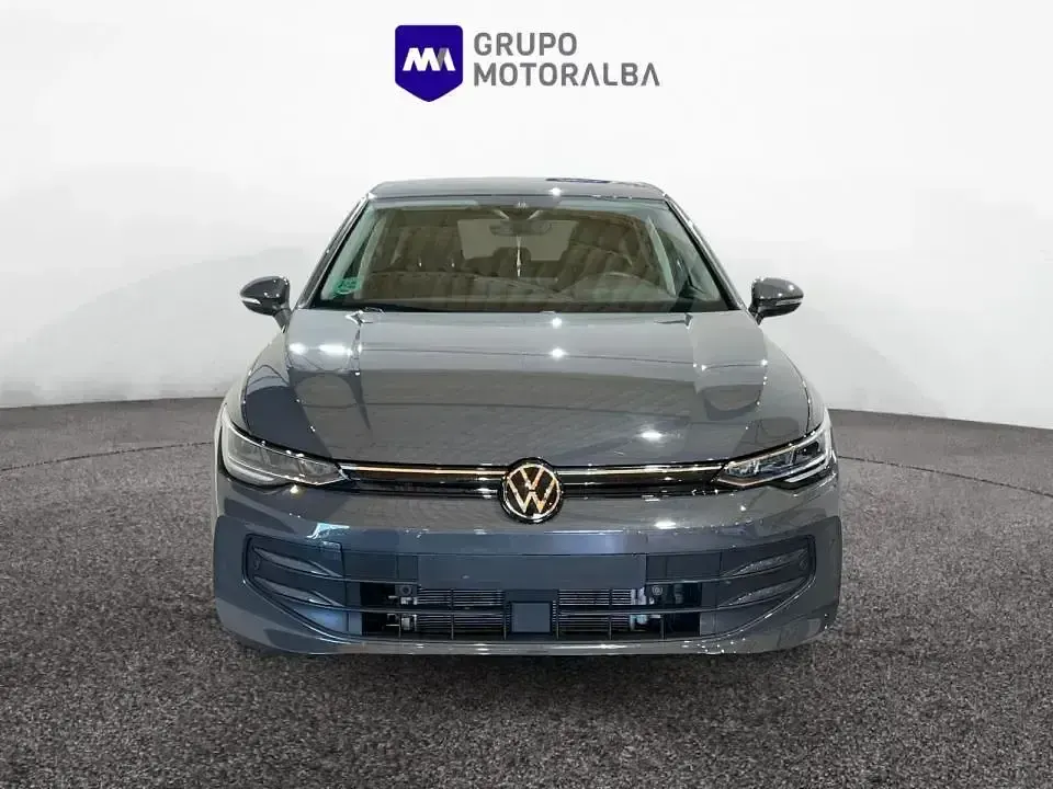 Usado VW Golf VIII 116 CV (85 kW) 2025 Gris / plata Berlina