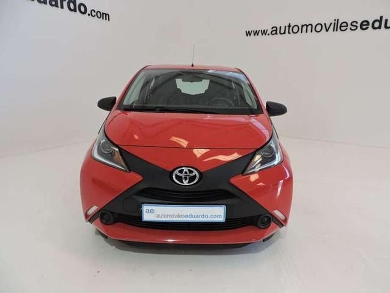 Usado Toyota Aygo X-play 72 CV (52 kW) 2017 Rojo Utilitario